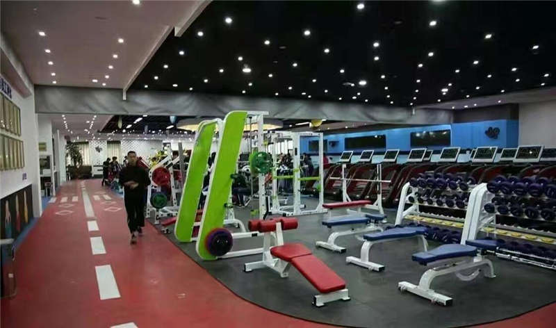 健身房地面用地坪漆施工时，可以选择氟硅弹性地坪